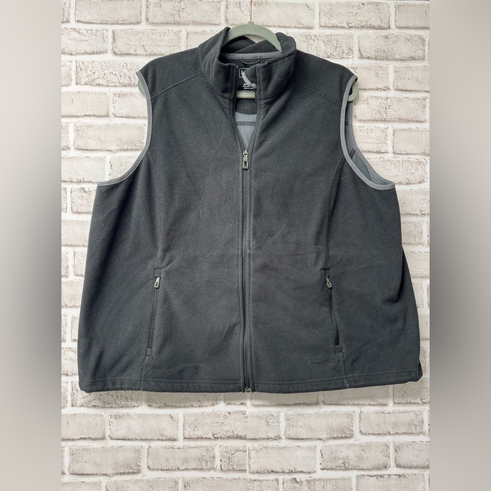 Men’s LLBean mens’ 2X fleece black vest zip front. 2 front zip pockets.